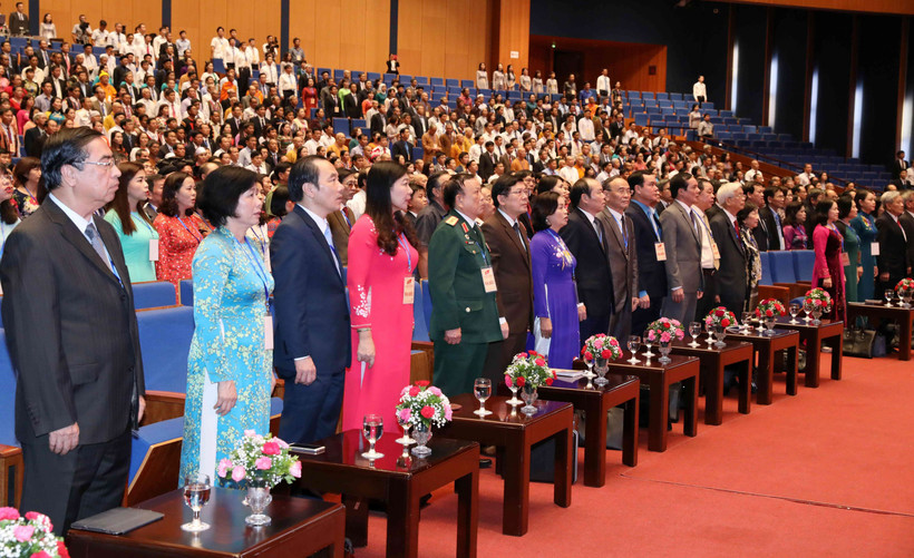 Các đại biểu thực hiện nghi thức chào cờ tại phiên họp trù bị. (Ảnh: TTXVN)