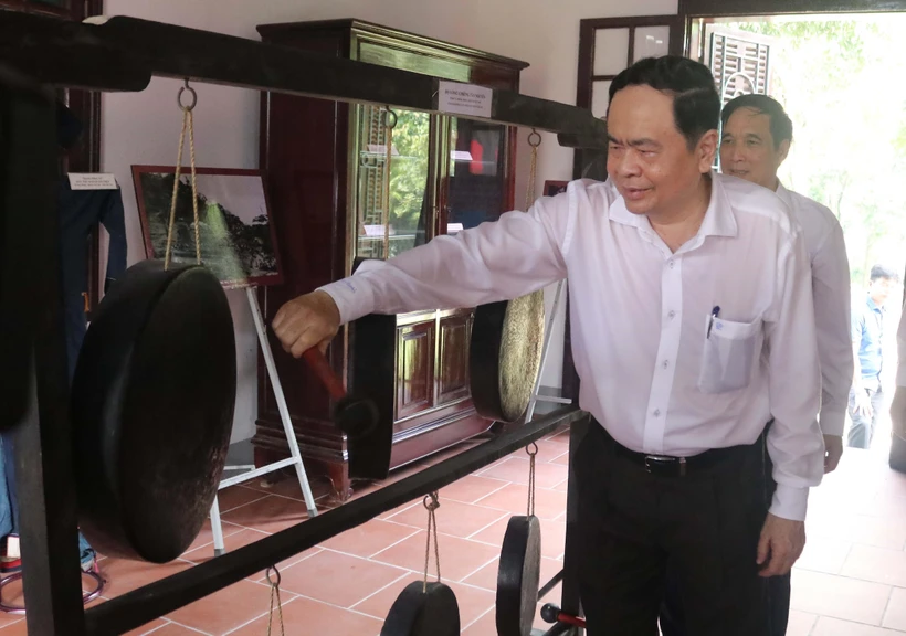 Chủ tịch Ủy ban Trung ương Mặt trận Tổ quốc Việt Nam Trần Thanh Mẫn tham quan, trưng bày hiện vật trong Nhà Đại đoàn kết dân tộc, Khu di tích lịch sử Đền Hùng. (Ảnh: Tạ Toàn/TTXVN)