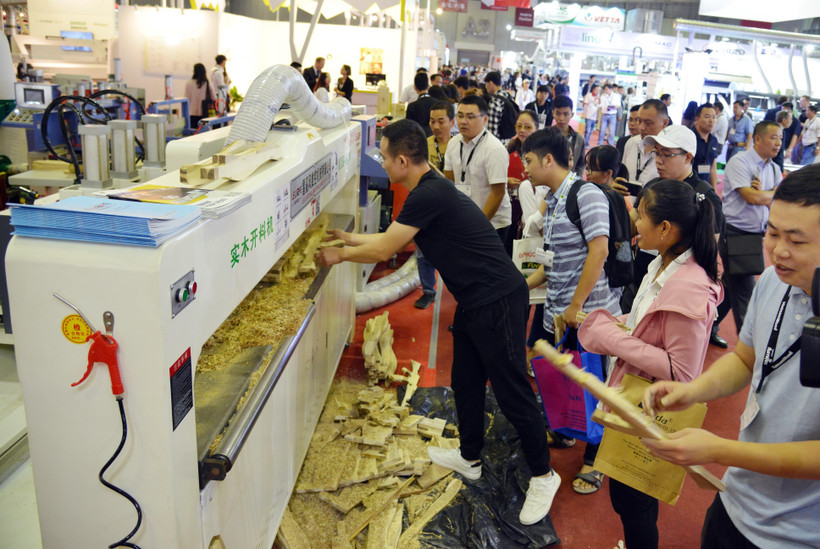 Trình diễn công nghệ chế biến gỗ tại VietnamWood 2019. (Ảnh: Xuân Anh/TTXVN)