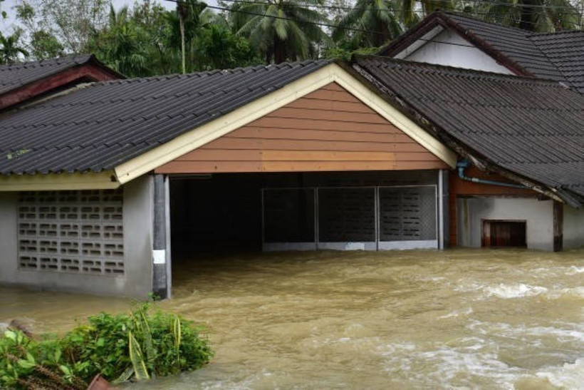Cảnh ngập lụt sau những trận mưa lớn tại Narathiwat, Thái Lan. (Ảnh: Getty Images/TTXVN)