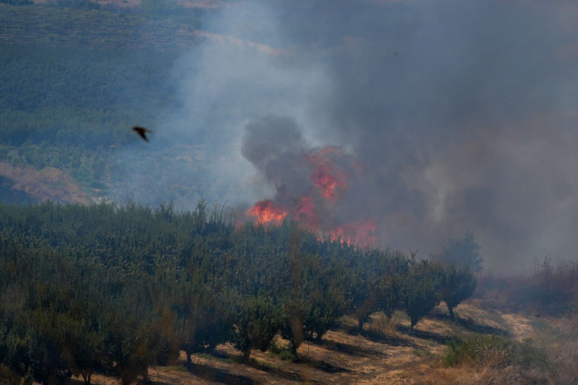 Khói lửa bốc lên sau cuộc tấn công của lực lượng Hezbollah tại Liban xuống miền Bắc Israel. (Ảnh: THX/TTXVN)