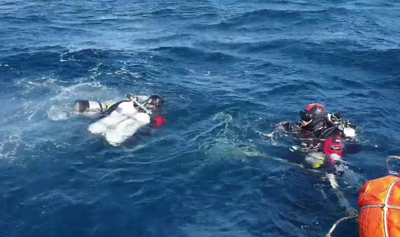 Thợ lặn Hàn Quốc tham gia tìm kiếm máy bay trực thăng bị rơi ngày 1/11/2019. (Ảnh: Yonhap/TTXVN)