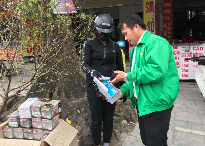 Người dân đổ xô mua khẩu trang với giá 200.000 đồng/hôp/50 cái. (Ảnh: Trịnh Duy Hưng/TTXVN)