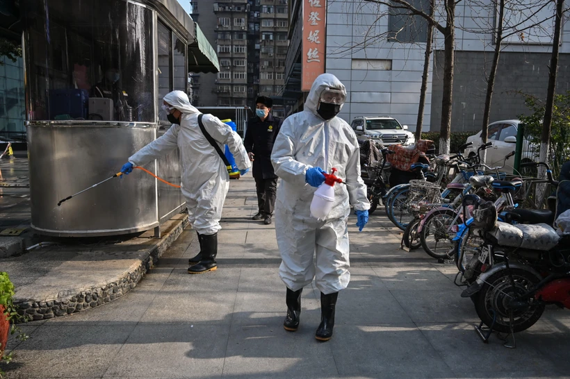 Phun thuốc khử trùng nhằm ngăn chặn sự lây lan của virus corona chủng mới gây bệnh viêm phổi nguy hiểm tại Vũ Hán, tỉnh Hồ Bắc, Trung Quốc, ngày 30/1/2020. (Ảnh: AFP/TTXVN)