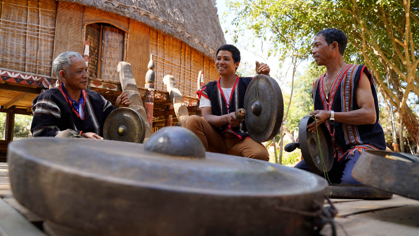 Anh Rơ Châm Van (ngồi giữa), 31 tuổi, dân tộc Jrai, sống tại làng Bồ 1, xã Ia Yok, huyện Ia Grai (Gia Lai) đam mê chỉnh chiêng từ bé. (Ảnh: Hồng Điệp/TTXVN)