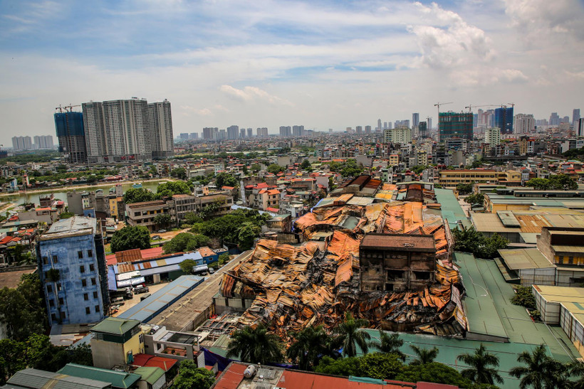 Toàn cảnh khu vực kho Rạng Đông bị cháy. (Ảnh: Minh Sơn/Vietnam+) 