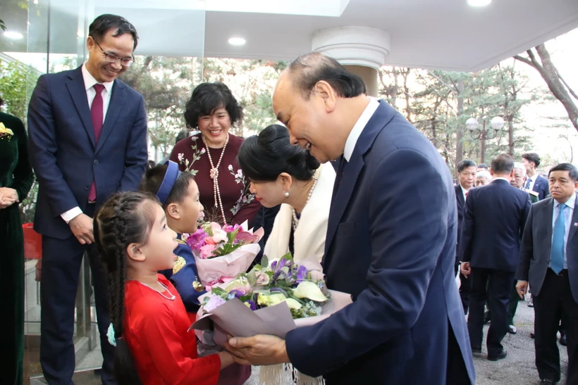 Các em thiếu nhi tặng hoa chào mừng Thủ tướng và Phu nhân tới thăm Đại sứ quán. (Ảnh: Hữu Tuyên/TTXVN)