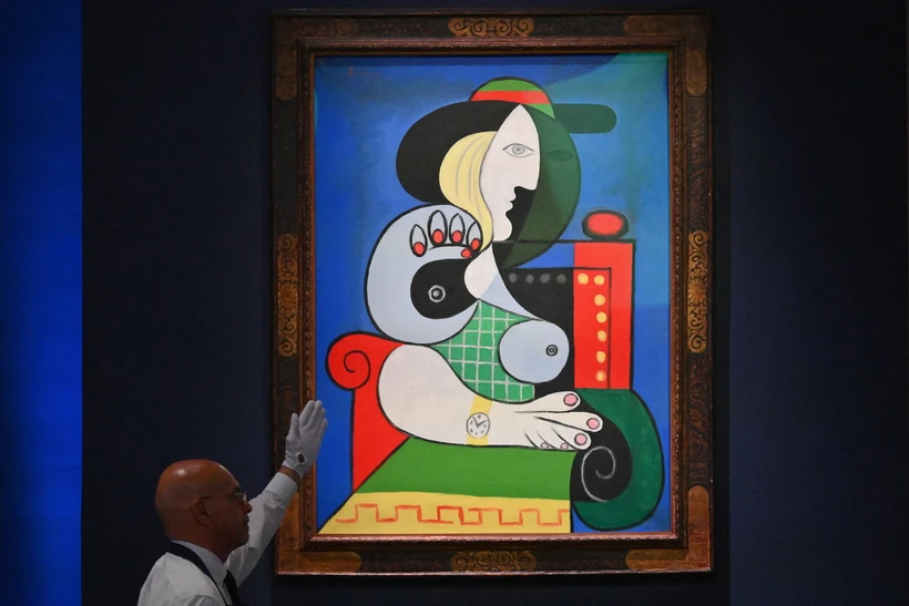 Bức chân dung “Femme à la montre” của danh họa Picasso được trưng bày tại nhà đấu giá Sotheby’s ở New York, Mỹ, ngày 8/11/2023. (Ảnh: AFP/TTXVN)