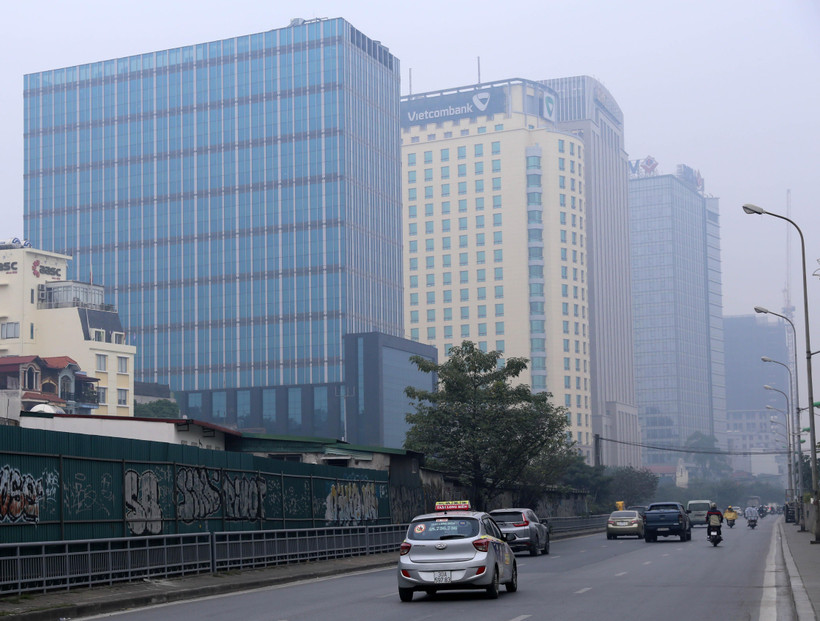 Các tòa nhà cao tầng chìm trong làn sương mờ nhìn từ đường Trần Nhật Duật. (Ảnh: Hoàng Hiếu/TTXVN)