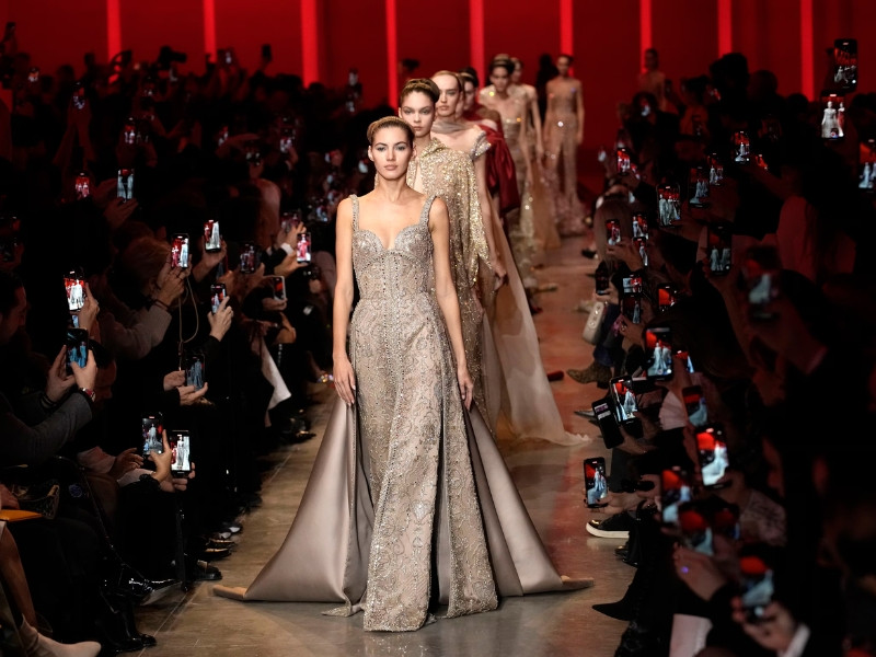 Elie Saab Haute Couture: Những đóa hồng sa mạc kiêu kỳ nơi phố cổ Marrakech