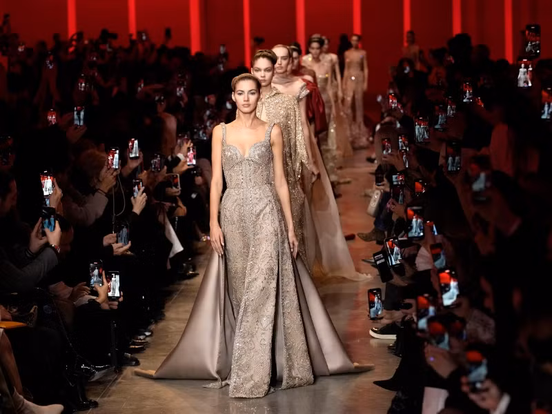 Elie Saab Haute Couture: Những đóa hồng sa mạc kiêu kỳ nơi phố cổ Marrakech