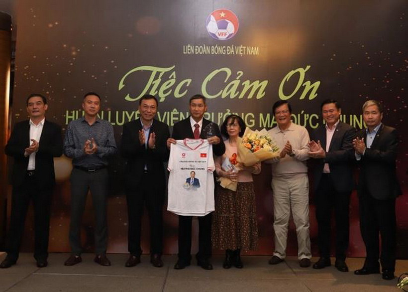 Quang cảnh buổi lễ tri ân Huấn luyện viên Mai Đức Chung. (Ảnh: VFF)