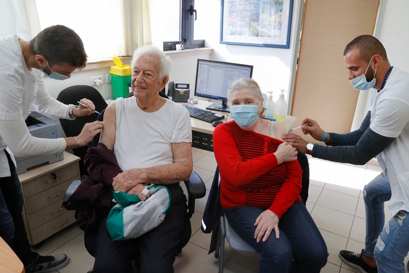 Nhân viên y tế tiêm vaccine phòng COVID-19 cho người dân tại Tel Aviv, Israel. (Ảnh: AFP/TTXVN)