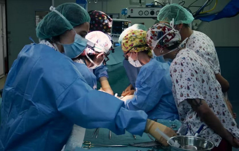 Các bác sỹ thực hiện một ca cấy ghép ruột. (Ảnh minh họa. Reuters/TTXVN)