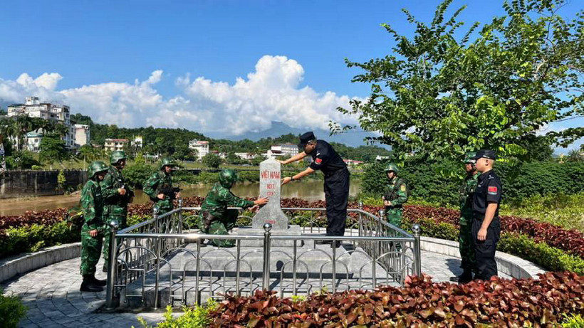 Đội tuần tra liên hợp số 1 Bộ đội biên phòng tỉnh lào Cai tiến hành kiểm tra cột Mốc 101. (Ảnh: Cổng Thông tin Điện tử tỉnh Lào Cai)