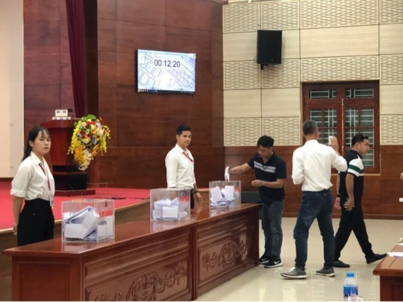 Với hình thức đấu giá từng thửa đất, bỏ giá 1 vòng để xác định người trúng bỏ giá cao nhất, sau khi trả giá, khách hàng nộp Phiếu trả giá vào hòm phiếu theo đúng quy định của đơn vị tổ chức. (Ảnh: Minh Nghĩa/TTXVN)