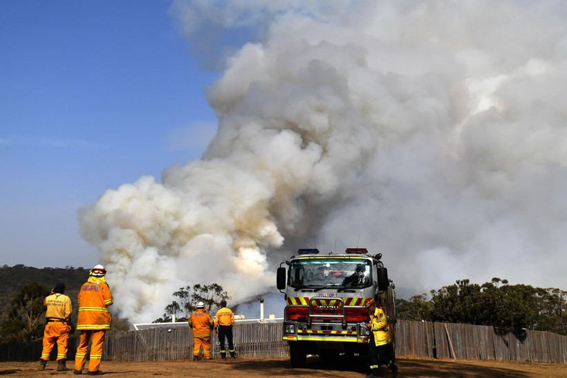 Khói bốc lên trong đám cháy rừng tại Penrose, New South Wales, Australia, ngày 10/1/2020. (Ảnh: AFP/TTXVN)