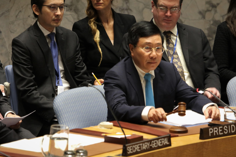 Phó Thủ tướng, Bộ tưởng Ngoại giao Phạm Bình Minh gõ búa khai mạc phiên thảo luận. (Ảnh: Khắc Hiếu/TTXVN)