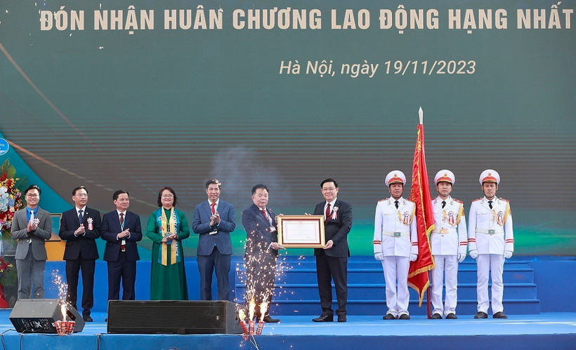 Thừa ủy quyền Chủ tịch nước, Chủ tịch Quốc hội Vương Đình Huệ trao Huân chương Lao động hạng Nhất cho Học viện Tài chính. (Ảnh: Doãn Tấn/TTXVN)