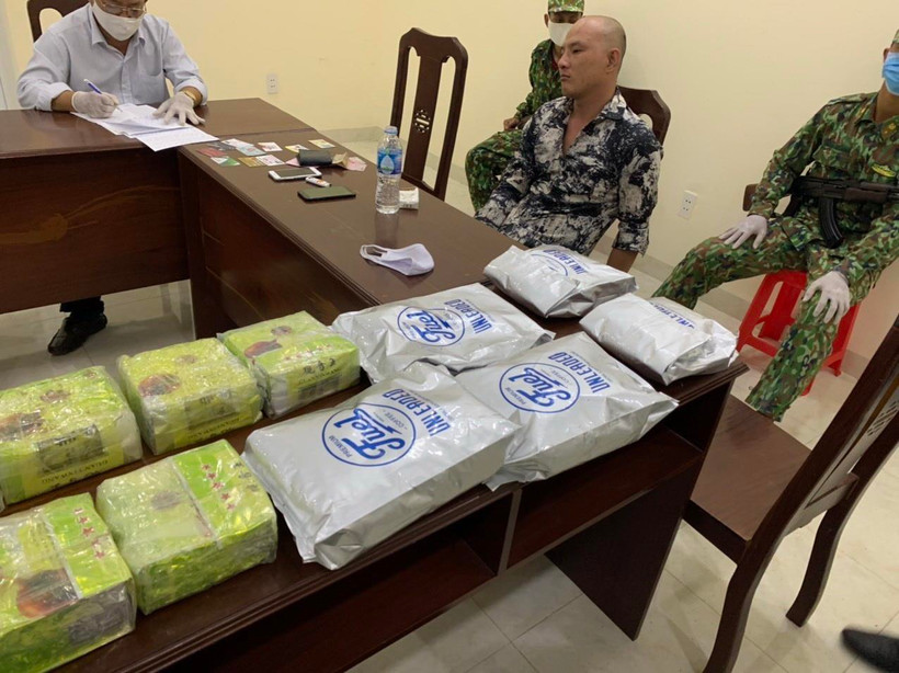 Đối tượng cùng tang vật vụ án tại cơ quan chức năng. (Ảnh: TTXVN phát)