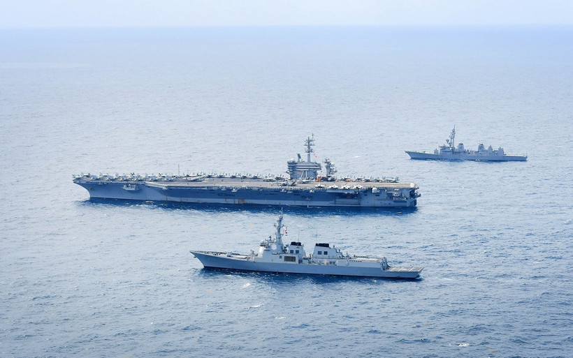 Tàu khu trục Seoae Ryu Seong-ryong của Hàn Quốc, tàu sân bay chạy bằng năng lượng hạt nhân USS Theodore Roosevelt của Mỹ và tàu khu trục Ariake của Nhật Bản tham gia cuộc tập trận chung ngoài khơi đảo Jeju, Hàn Quốc, ngày 11/4/2024. (Ảnh: Yonhap/TTXVN)
