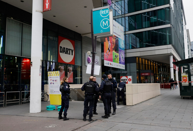 Cảnh sát Pháp gác tại lối vào nhà ga tàu điện ngầm Bibliotheque Francois Mitterrand ở Paris. (Ảnh: AFP/TTXVN)