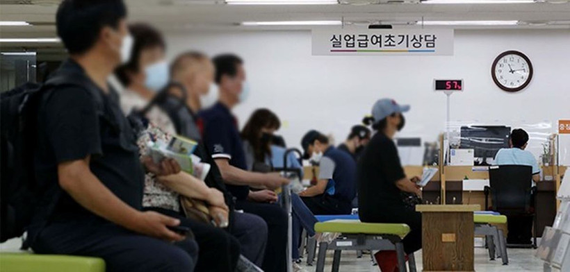 Người đăng ký tìm việc chờ đến lượt tại Trung tâm phúc lợi việc làm Seoul ở quận Jung, Seoul (Hàn Quốc). (Ảnh: Pulse News/TTXVN)