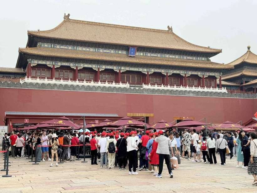 Du khách xếp hàng chờ đợi vào tham quan Tử Cấm Thành. (Ảnh: Công Tuyên/TTXVN)