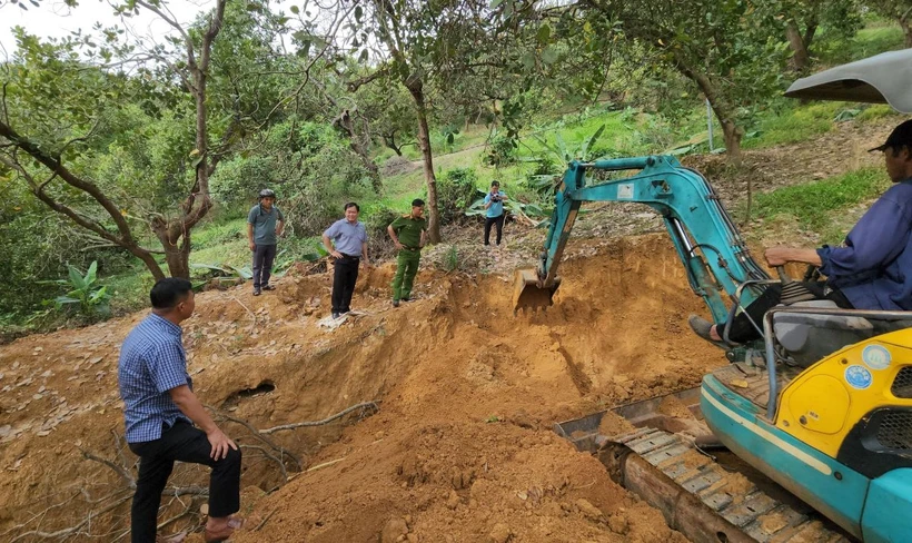 Lãnh đạo huyện Phú Riềng cùng các đơn vị trực tiếp chỉ đạo dọn dẹp, cào lấp hầm khai thác vàng. (Ảnh: Đậu Tất Thành/TTXVN.)