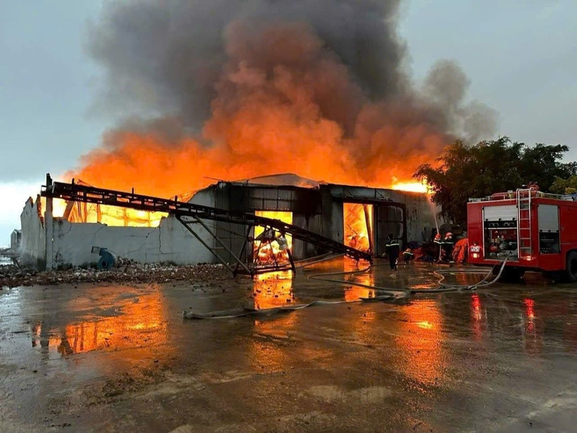 Hiện trường vụ cháy tại nhà xưởng của Công ty trách nhiệm hữu hạn Dịch vụ và Sản xuất Tam Phát. (Ảnh: TTXVN phát)