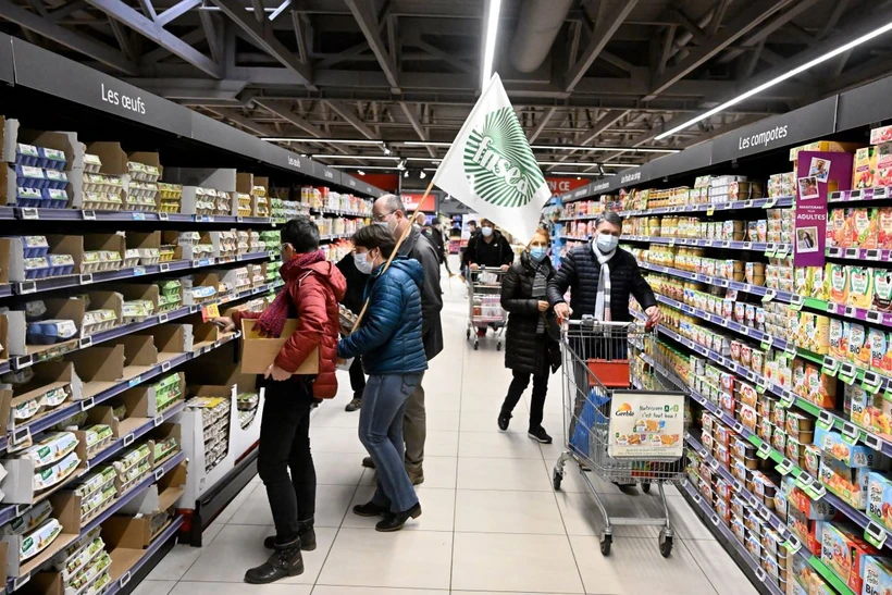 Khách hàng mua đồ trong siêu thị ở Rennes, miền Tây Pháp. (Ảnh: AFP/TTXVN)