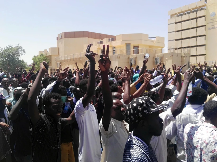 Người biểu tình Sudan tập trung bên ngoài trụ sở Bộ Quốc phòng ở thủ đô Khartoum ngày 7/4/2019. (Ảnh: AFP/TTXVN)