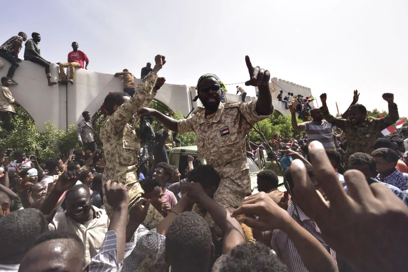 Các binh sỹ quân đội Sudan ăn mừng trên đường phố thủ đô Khartoum sau khi Tổng thống Omar al-Bashir bị bắt, ngày 11/4/2019. (Ảnh: AFP/TTXVN)