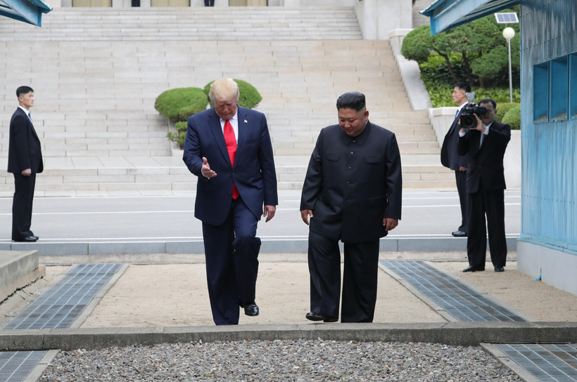 Ngày 30/6/2019, Tổng thống Mỹ Donald Trump (trái) và nhà lãnh đạo Triều Tiên Kim Jong-un (phải) bất ngờ gặp lại nhau tại làng đình chiến Panmunjom trong Khu phi quân sự (DMZ) chia cắt hai miền Triều Tiên. (Ảnh: THX/TTXVN)