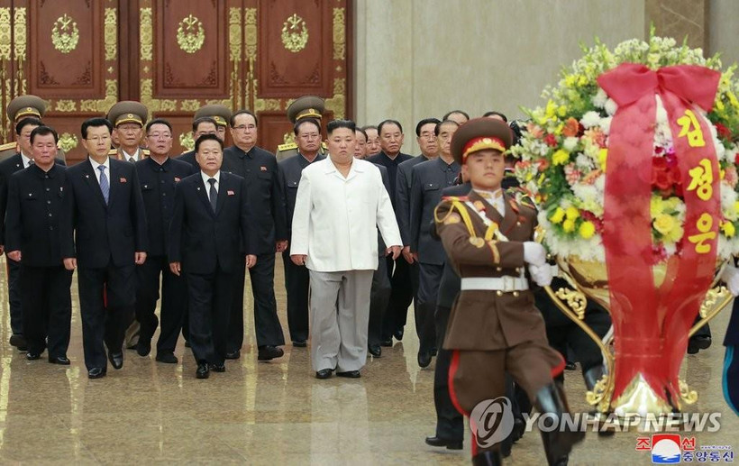 Chủ tịch Kim Jong-un đến viếng Cung Điện Mặt Trời Kumsusan ngày 10/10. (Nguồn: Yonhap)