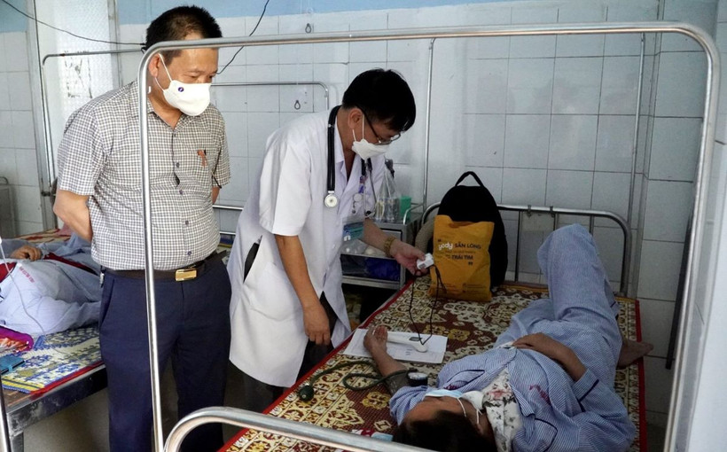 Thăm khám, điều trị các bệnh nhân mắc sốt xuất huyết tại tỉnh Quảng Bình. (Ảnh: Nguyễn Hoàng/TTXVN phát)