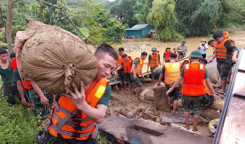 Lực lượng bộ đội gia cố những vị trí xung yếu đề phòng lũ quét tiếp tục xảy ra. (Ảnh: TTXVN phát)