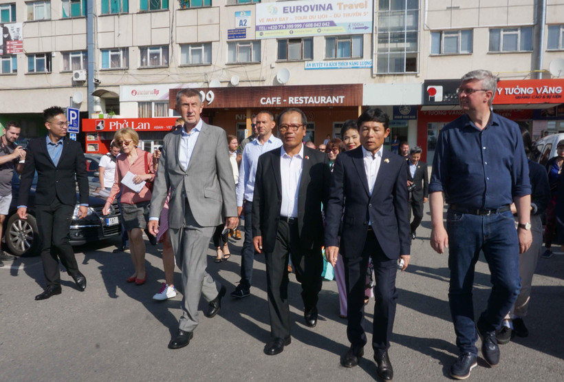 Thủ tướng Andrej Babis thăm trung tâm thương mại Sapa. (Ảnh: Hồng Kỳ/TTXVN)