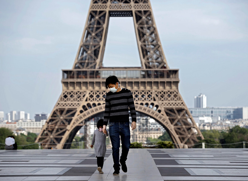 Người dân đeo khẩu trang nhằm ngăn dịch COVID-19 lây lan tại Paris, Pháp. (Ảnh: AFP/TTXVN)