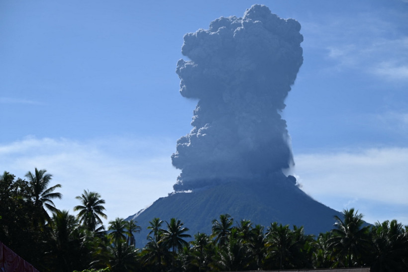 Tro bụi phun lên từ miệng núi lửa Ibu ở tỉnh Bắc Maluku, Indonesia,. (Ảnh: AFP/TTXVN)