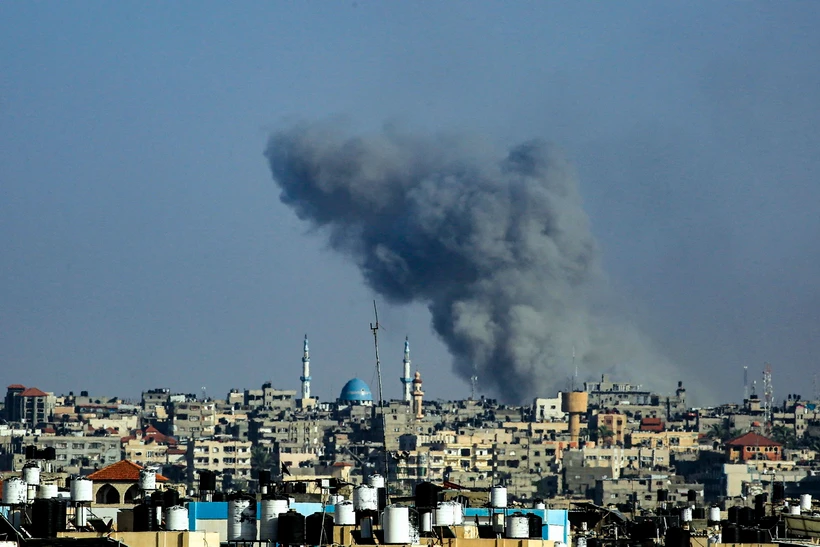 Khói bốc lên sau cuộc không kích của Israel xuống thành phố Rafah, Dải Gaza ngày 25/5. (Ảnh: AFP/TTXVN)