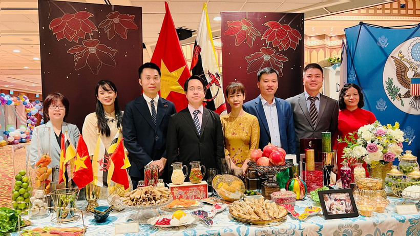 Gian hàng của Đại sứ quán Việt Nam tại Brunei Darussalam với những món ẩm thực Việt Nam đặc sắc. (Ảnh: TTXVN phát)