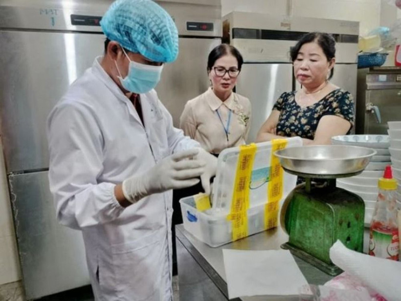 Các mẫu thực phẩm tại cơ sở Bánh mỳ Phượng Hội An được lưu lại để điều tra. (Nguồn: Báo Quảng Nam)