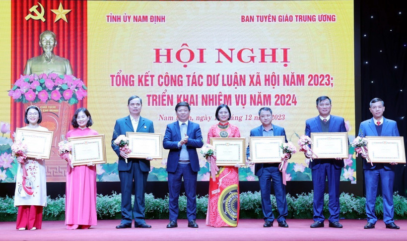 Các cá nhân có thành tích xuất sắc trong công tác dư luận xã hội năm 2023 nhận Bằng khen của Ban Tuyên giáo Trung ương. (Ảnh: Thái Thuần/TTXVN)