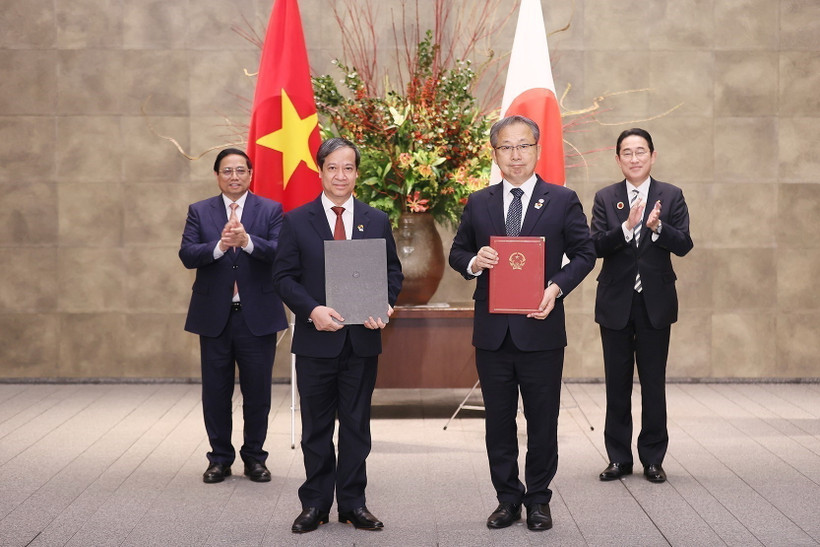 Thủ tướng Phạm Minh Chính và Thủ tướng Nhật Bản Kishida Fumio chứng kiến lễ trao văn kiện hợp tác đầu tư giữa Việt Nam-Nhật Bản. (Ảnh: Dương Giang/TTXVN)