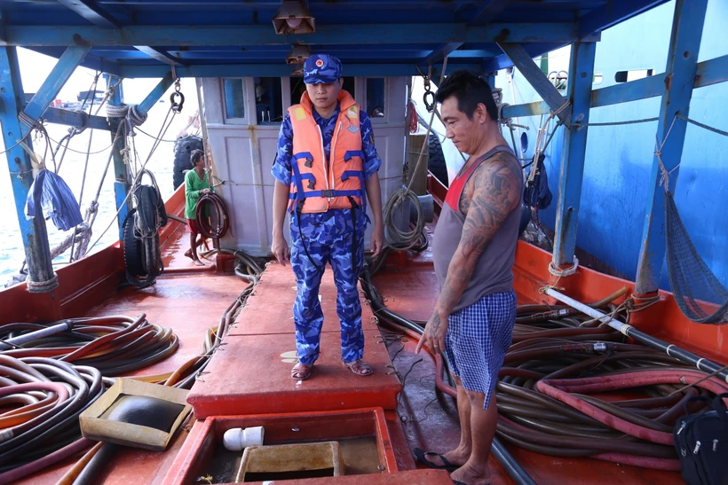 Tổ công tác nghiệp vụ của Bộ Tư lệnh Vùng Cảnh sát Biển 4 tiến hành kiểm số lượng dầu vi phạm. (Ảnh: TTXVN phát)