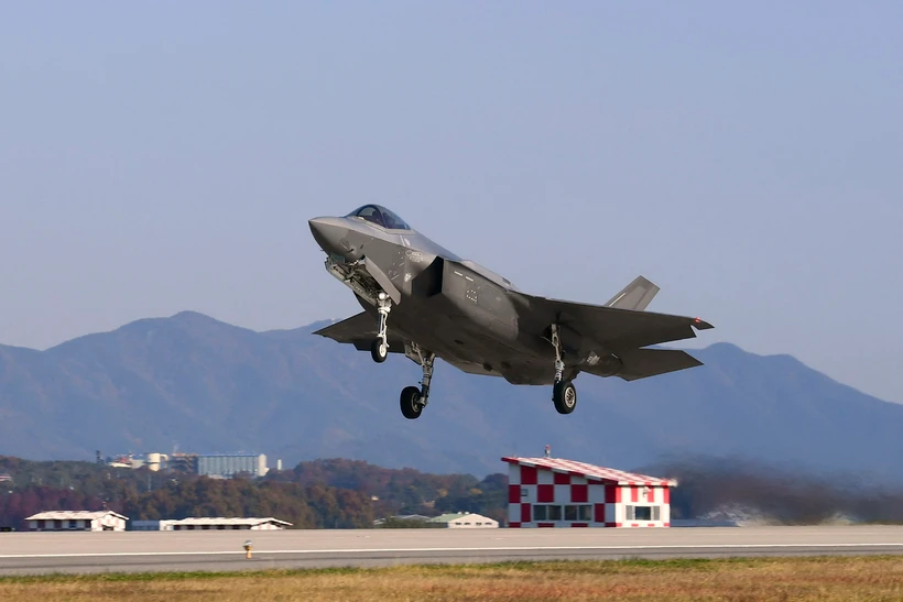 Máy bay chiến đấu F-35A của không lực Hàn Quốc tham gia một cuộc tập trận tại Gunsan, Hàn Quốc ngày 31/10/2022. )Ảnh: AFP/TTXVN)