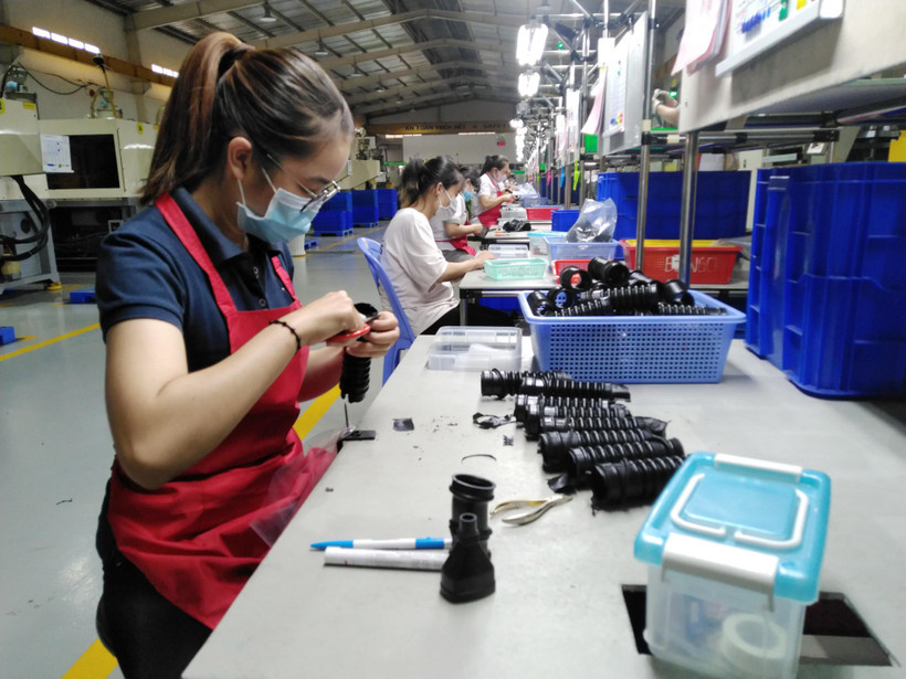 Công nhân hoàn thiện linh kiện giảm chấn băng cao su kỹ thuật cao tại nhà máy của Công ty TNHH Tương Lai tại Đồng Nai. (Ảnh: Minh Hưng/TTXVN)