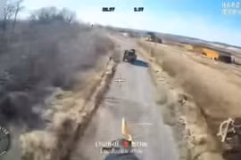 Drone FPV Nga đuổi theo, diệt xe chở đầy lính Ukraine rút chạy qua biên giới