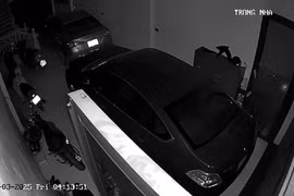 Xe máy điện bất ngờ bốc cháy, phun lửa dữ dội trong nhà dân giữa đêm